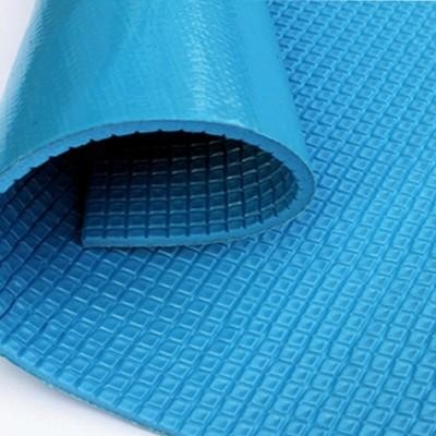 Copertura a mousse per mantenere calda l'acqua della piscina