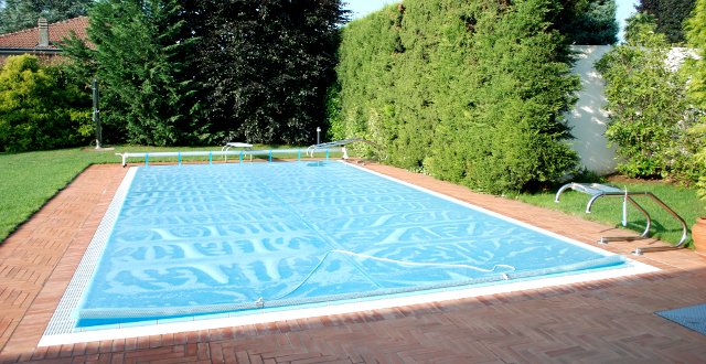 Copertura isotermica per mantenere calda l'acqua della piscina  e permetterne il riscaldamento con i raggi solari