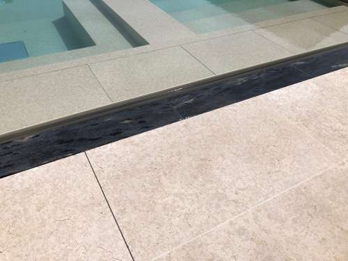 rivestimento piscina con piastrelle