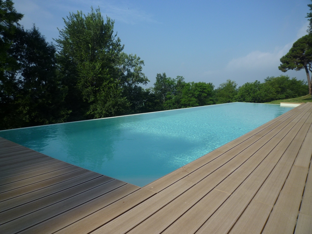 piscina a cascata infinity