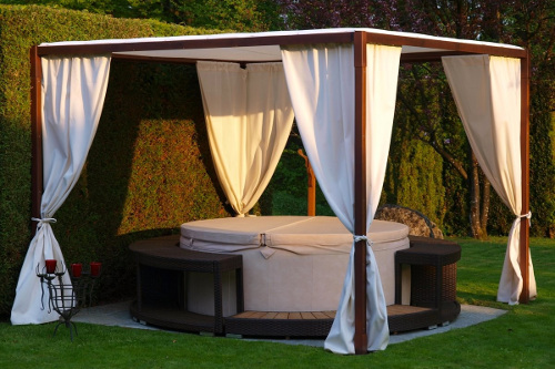 Softub minipiscina SPA in giardino con gazebo