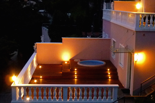 minipiscina softub con illuminazione notturna
