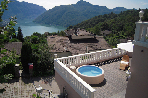 piscina softub in terrazza sul lago