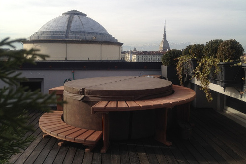 piscina softub chiusa con copertura termica