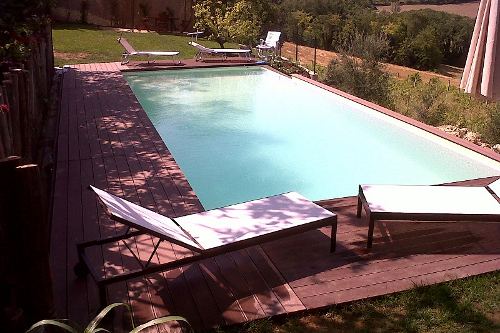 Piscina a cascata laterale, altezza composita, scala in opera interno vasca, acqua salata e controllo pH, rivestimento PVC armato colore sabbia,esterno in deck colore brown 